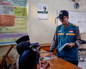 Relawan-WIZ-Salurkan-Buku-Paket-Bahasa-Arab-ke-Sekolah-Inspirasi-1